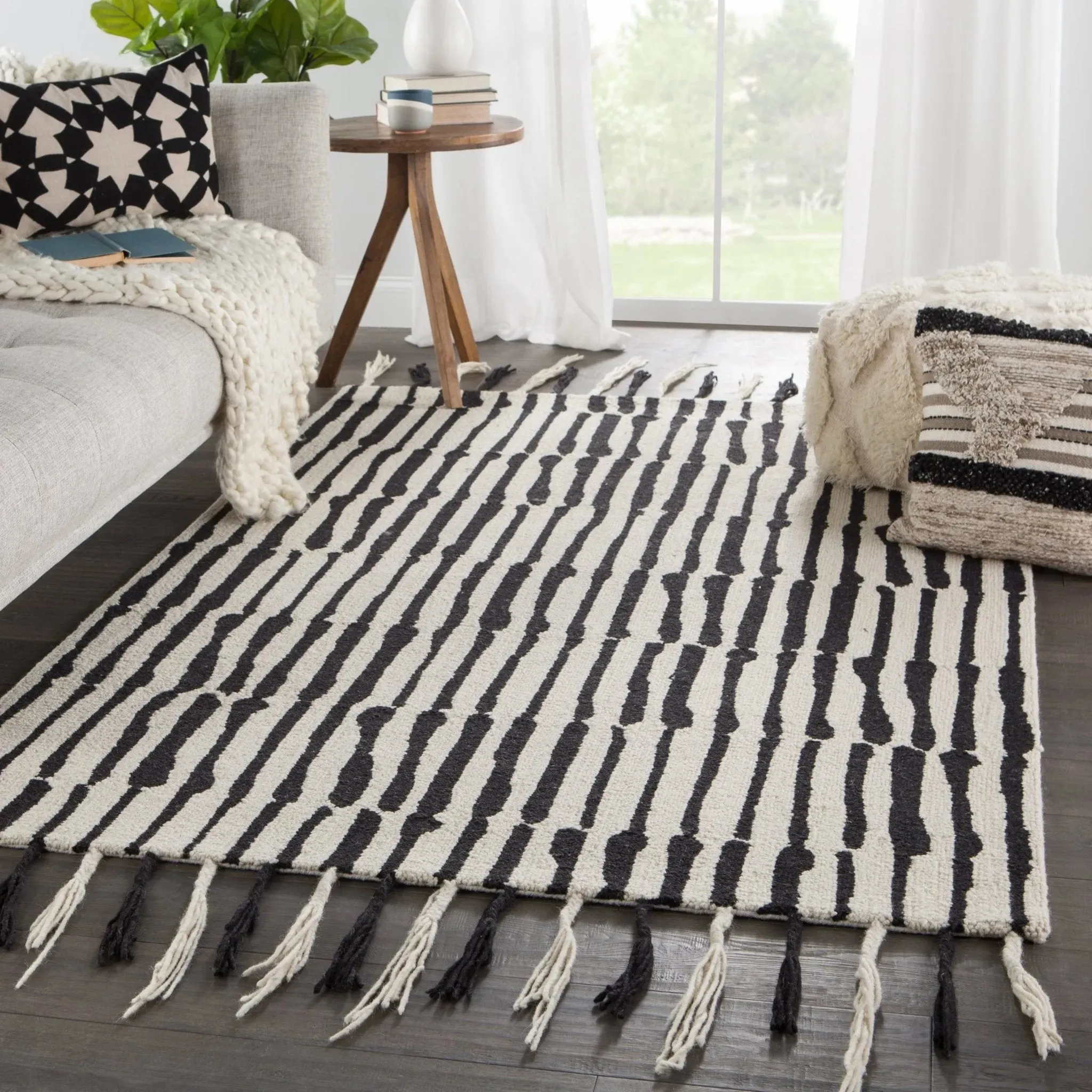 Vera By Nikki Chu VNK08 Black/Ivory Rug