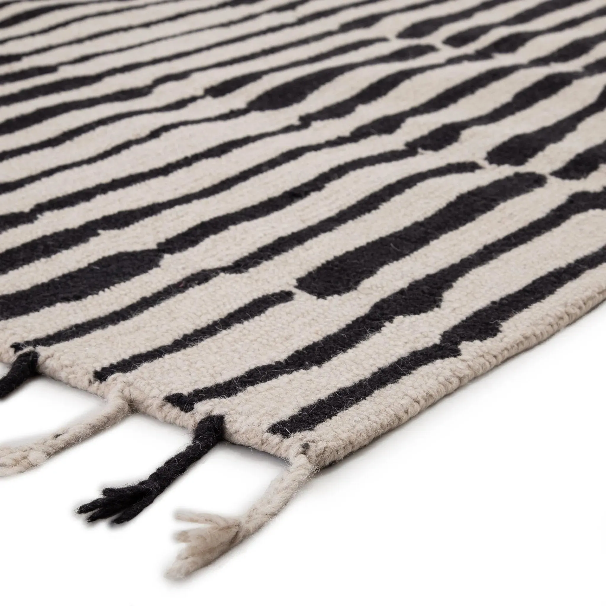 Vera By Nikki Chu VNK08 Black/Ivory Rug